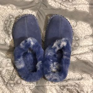 Blue and white cabelas soled slippers